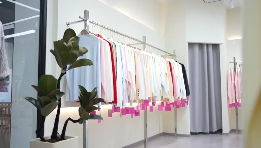 xiuzhouJX's tweet image. From a tiny stall to 1M+ sweater orders worldwide—two young founders in Xiuzhou just flipped the script! Powered by digital B2B and nonstop hustle, their brand is now shipping to Europe, the Americas, and beyond. Old-school industry, new-school growth 🚀 #MadeInChina #Ecommerce