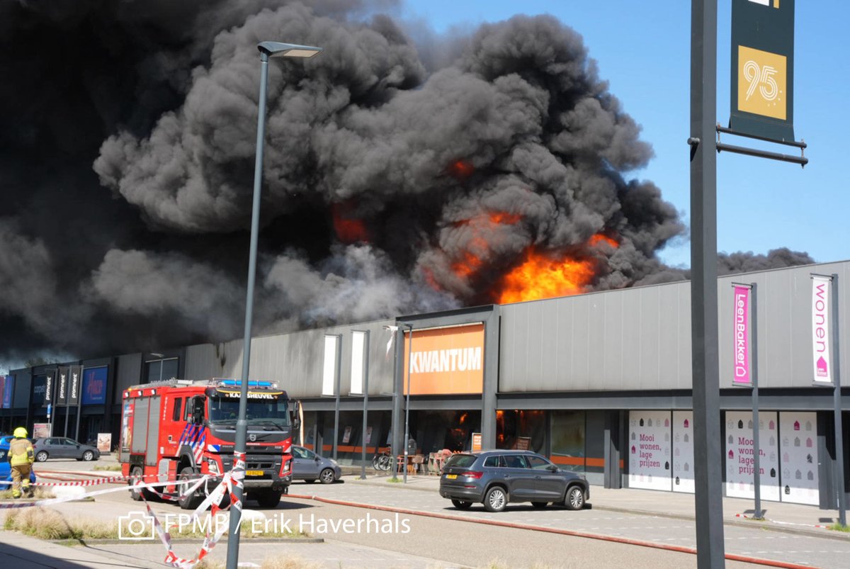 Zeer grote brand Kwantum Waalwijk
digitaalburg.com/rn02/zeer-grot…