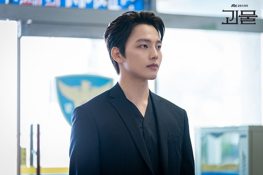엘리트 형사들의 플러팅

시마 카즈미(->키쿄 대장) 
남자의 색기를 드러내는 브이넥 입기

한주원(->이동식)
소개팅 필승 복장으로 출근하기

공통분모: 브이넥, 비싼 시계