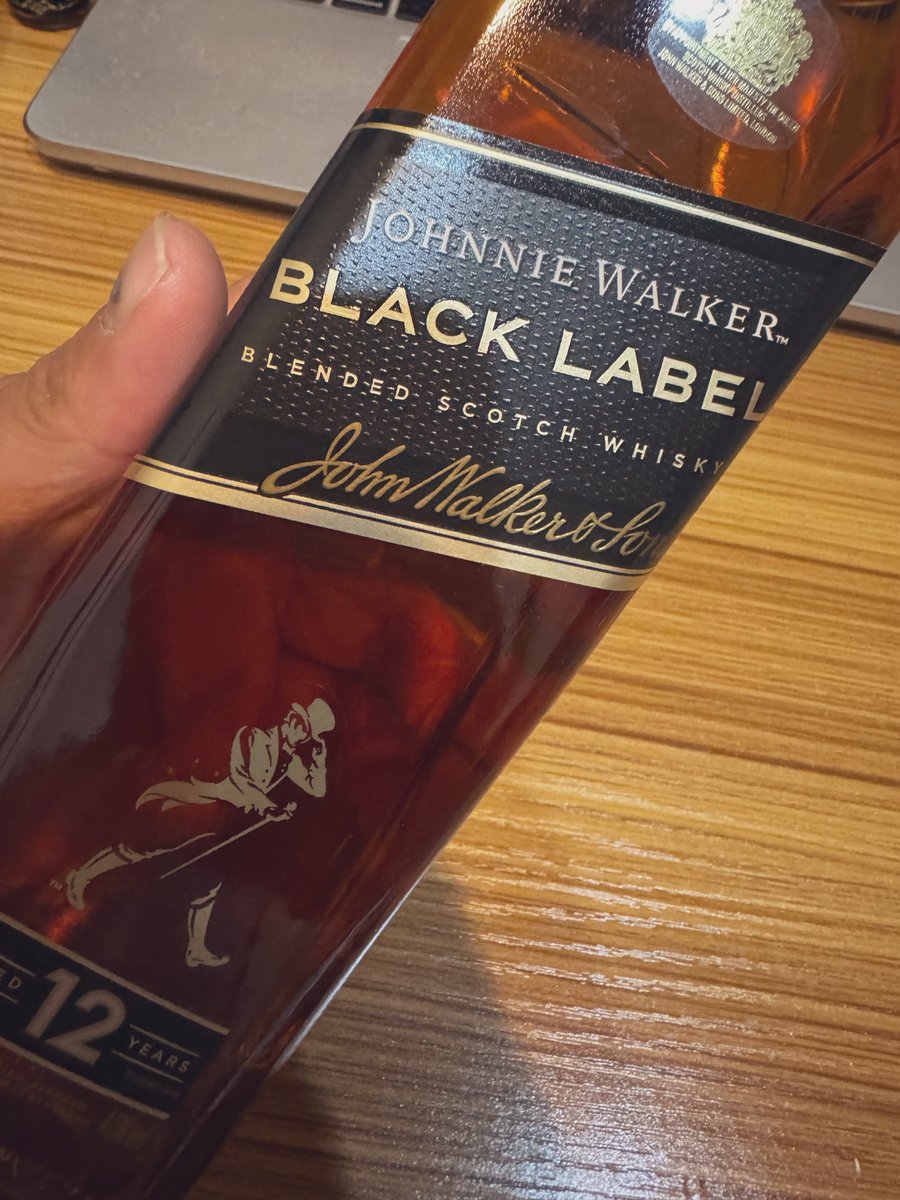 yassan595249's tweet image. 雨で散歩に行けなかった分 室内でオモチャ投げと引っ張りっこで遊んでたら ゆきみ君疲れてるし私も疲れてる😂

今夜は久しぶりにジョニ黒 飲んだのは20年ぶりくらいかな流石 安定のジョニーウォーカー普通に美味しい😋

 #ポメラニアン
 #犬のいる暮らし