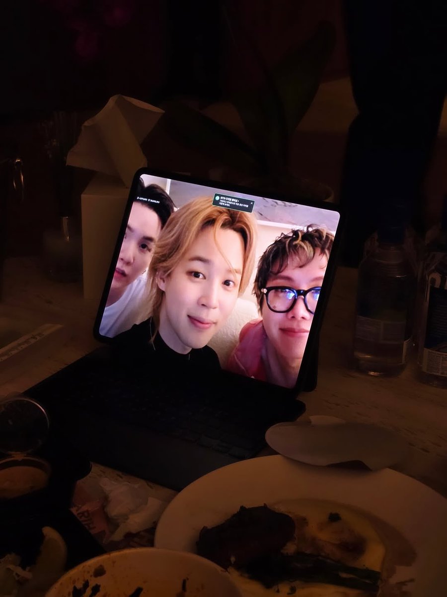 BTS Updates, News & Charts ⁷ tweet media