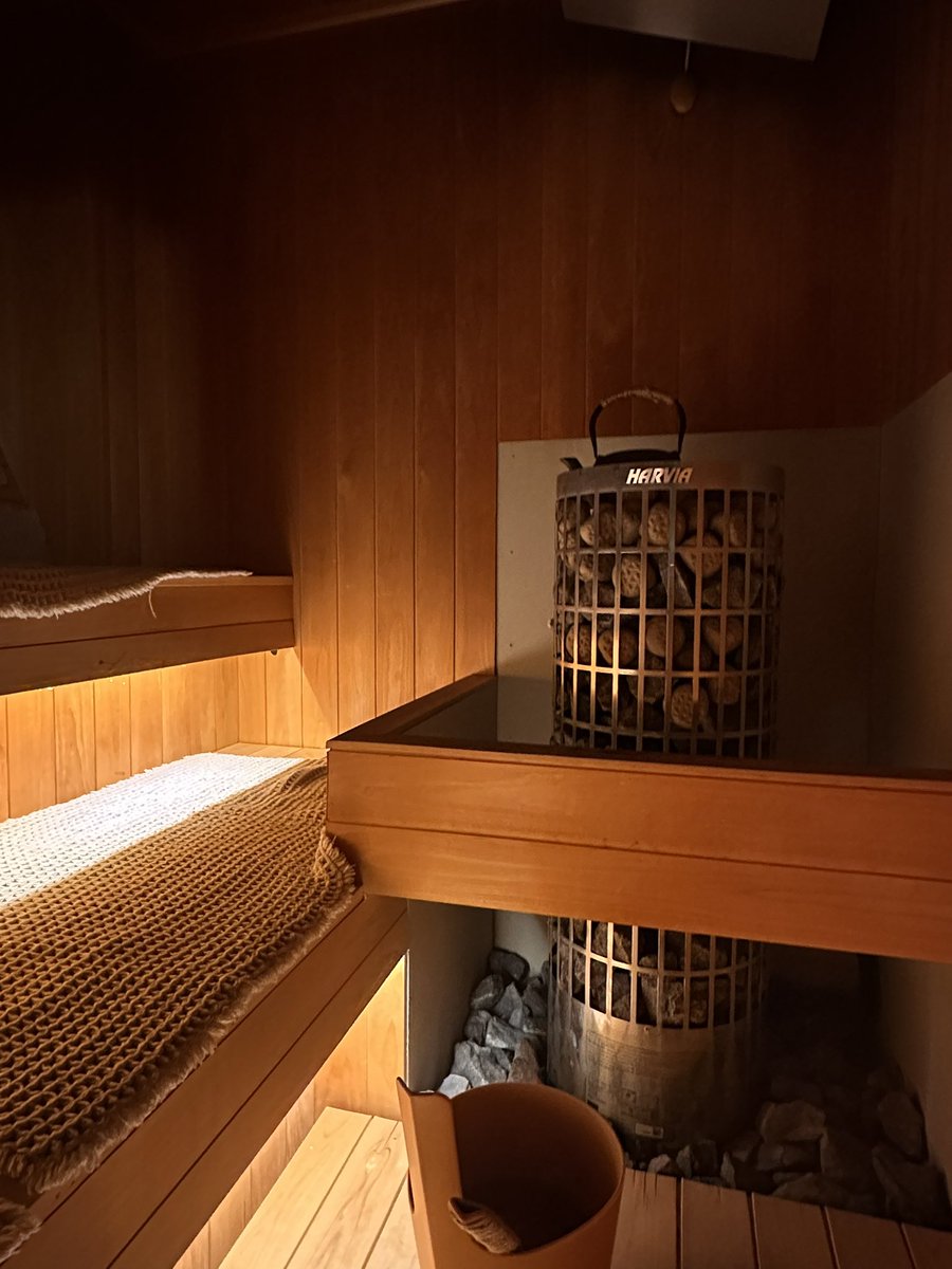 _totonouchan_'s tweet photo. 久々の新規開拓SANSUI SAUNA🧖‍♀️
ちょっとひとりには贅沢すぎるくらいの広さとかわいさ。
サウナ入った後にすぐヘッドスパしてもらって、気持ち良すぎてすぐ寝落ち😴
ヘッドスパ中は冷えないように、お腹にホットストーン置いてくれて、使い捨ての靴下もくれるのがうれしい♨️
ご褒美サウナにまたいこ。 https://t.co/WfPml2TsDW