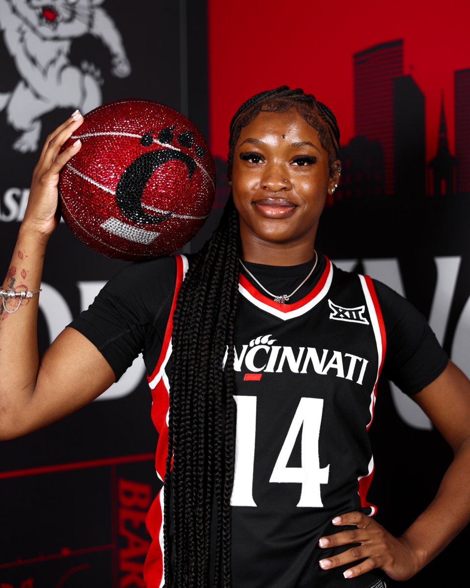 GoBearcatsWBB's tweet photo. Happy birthday, @jade_jones0! 🎂

#TheSisterhood | #Bearcats https://t.co/B7U5EpO3UQ