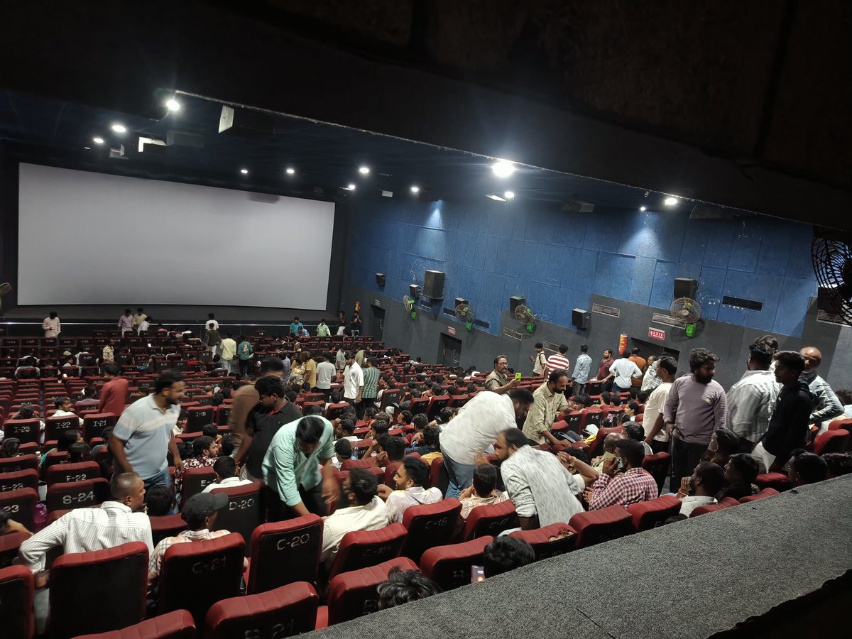 ChittoorNTRFans's tweet image. Show starts in few minutes 💥🔥 #Devara #RaghavaTheatre 
@tarak9999