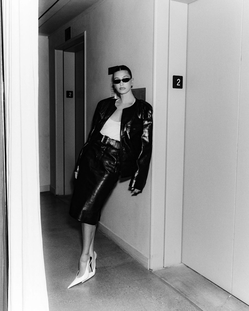 Hailey Bieber Outfits tweet media