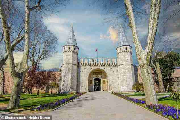 thandojo's tweet image. Found in the Fatih district of #Istanbul, Topkapı Palace is open to visitors who want to explore the impressive site, #Turkey.