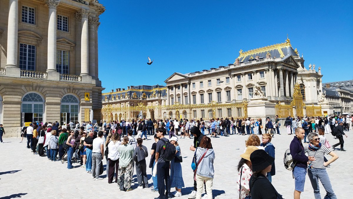 ASasurai's tweet image. 今日はフランス🇫🇷パリをさまよって、もといさすらっております。とりあえずヴェルサイユ宮殿に来たけど、凄い人で驚いたよ！

#ヨーロッパ #一人旅 #paris