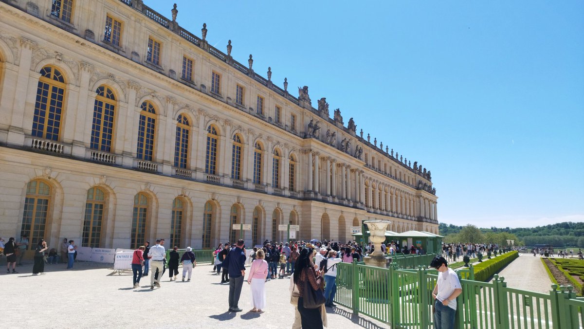 ASasurai's tweet image. 今日はフランス🇫🇷パリをさまよって、もといさすらっております。とりあえずヴェルサイユ宮殿に来たけど、凄い人で驚いたよ！

#ヨーロッパ #一人旅 #paris