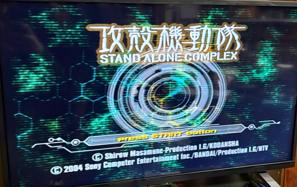 earthskit's tweet photo. GWに帰ってきて何するかって？
小屋に放置されてたホコリだらけのPS2の起動確認だよ。
しっかりディスク読み込むし最後に電源繋いだのが20年くらい前なのに誤差4時間程度で時計あってるし、もはやロストテクノロジーだろ。 https://t.co/ZCllSBk6yN