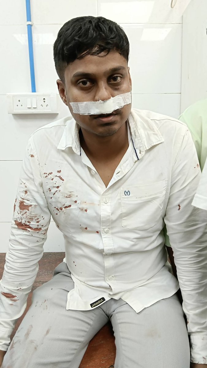 otvnews's tweet image. #Bhubaneswar | Two students injured in a violent clash at BJB College in Bhubaneswar over passing of comments.

The situation has caused intense tension on campus. #Odisha