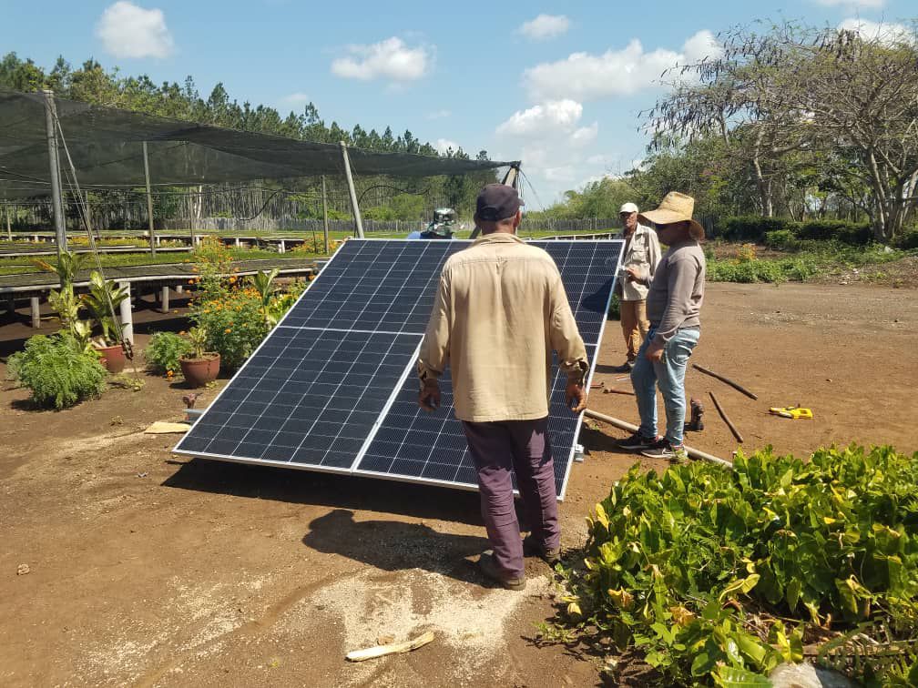 Agroforestal_VC's tweet photo. En el #vivero de Espinal se instalan paneles solares ☀️ para garantizar el riego de las posturas sin depender de la red eléctrica en momentos de crisis. Este paso fortalece la soberanía energética ⚡🌱, aprovechando la fuerza del sol para el riego.🇨🇺🌳.
@YadiraGonz92581 @MilaxyA https://t.co/QtC5BEXIiI