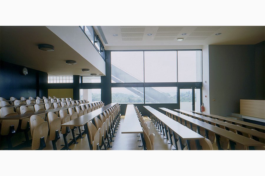 #JuevesDeArquitectura 

. Université Neuville III.1 | 1996-99
📍 Cergy-Pontoise, 🇫🇷 
Esta obra de Michel W. Kagan destaca por su estilo neocorbusiano y moderno, definiéndose por una materialidad limpia de hormigón blanco (prefabricado y "in situ") combinada con bloques de vidrio.