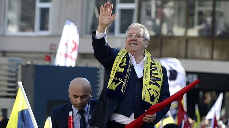 senolunkocasi's tweet photo. Aziz Yıldırım burda okuduğunuz peşinden gittiğiniz 3-5 hesaptan çok daha büyük Fenerbahçe’li, ömrünü bu kulübe adamış hiç kimsenin tarihten silemeyeceği kadar büyük bir isimdir.

Aday olsun ya da olmasın bu tarz hesapların sürekli camianın değerli isimleri itibarsızlaştırma çabasından çok sıkıldım artık. Fenerbahçe sizin cebinizi dolduracağınız, istediğinizi yazıp çizeceğiniz, at koşturacağınız bir kulüp değil hepiniz bu kulübün, bu isimlerin altında kalır ezilirsiniz.

Camia içindeki bütün değerli isimleri hain ilan edip hatta bunu günümüzdeki topçulara bile yaparak sonrasında “bizi niye kimse sevmiyor yav” diyip taşak geçer gibi yazıp çizemezsiniz bu kulübü seven ne kadar camia evladı varsa köpek gibi saldırdınız Volkan’a saldırdınız Emre’ye saldırdınız Aykut’a saldırdınız Dzeko’sundan tut Tadic’ine herkese salladınız. Bu hesapların kişisel menfaatleri Fenerbahçe’nin önünde ve yeni jenerasyonuda bu sahte fikirleriyle zehirliyorlar.

Fenerbahçe için değil 1 yıl 1 gün bile hapis yatamayacak adamlar 3 Temmuz gibi onurlu bir davayı böyle taşak malzemesi haline getiremez. Bu uğurda savaş vermiş Aziz Yıldırım gibi onurlu birini de itibarsızlaştıramaz.