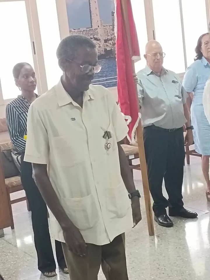 CII_Quimicas's tweet photo. Con gran orgullo felicitamos a los trabajadores del #CIIQ condecorados en actos por el #1roMayo Carmen Rodríguez con el Título Honorífico de Heroína del trabajo, Rolando con la Orden Lázaro Peña 1er Grado, Gustavo y Gibert con Orden Lázaro Peña de 2do Grado. #LaPatriaSeDefiende https://t.co/219B4Z6NwY