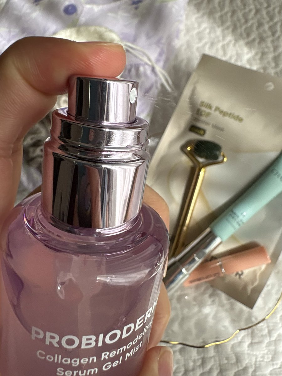 Priyanka12singh's tweet image. @BIOHEALBOHJAPAN から待望の新作ジェルミストが登場♡
BIOHEAL BOH プロバイオダーム コラーゲン リモデリング セラム ジェル ミスト**は、美容液級の贅沢ケアをシュッとひと吹きで叶える優れもの。毛穴を引き締め、お疲れ肌に弾力をプラス！瞬時にハリツヤ肌が手に入ります🫧🧴

#pr #BOH