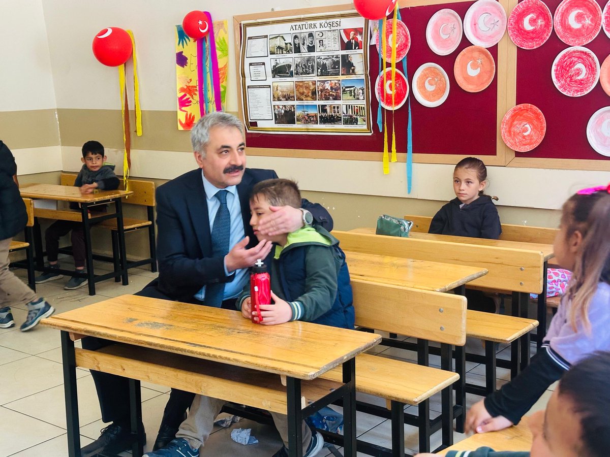 PuturgeMem's tweet photo. Bugün Mehmet Akif Ersoy ilkokulu ve Dumlupınar Ortaokulunu ziyaret ettik.Öğretmen ve öğrencilerimizle bir araya geldik. 
@MalatyaMem 
@behcet_bakir https://t.co/vIsR5njOi1