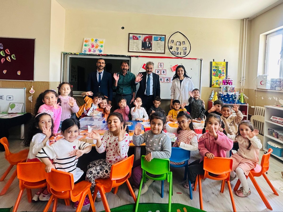 PuturgeMem's tweet photo. Bugün Mehmet Akif Ersoy ilkokulu ve Dumlupınar Ortaokulunu ziyaret ettik.Öğretmen ve öğrencilerimizle bir araya geldik. 
@MalatyaMem 
@behcet_bakir https://t.co/vIsR5njOi1