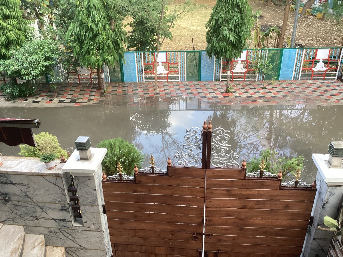 Sastacrickkfwc's tweet image. @CMMadhyaPradesh जी बड़े ही दुख के साथ आपको सूचित करना चाहता हूँ की आपकी नगर निगम भोपाल भी इंदौर की तरह है । बार बार घर के सामने पानी जमा हो रहा और डेंगू मलेरिया जैसी बीमारी तीव्रता से फेल रही बट कोई एक्शन नहीं लिया जा रहा है @bhopalcomm @mybmchealth @CollectorBhopal @jdjsbhopal