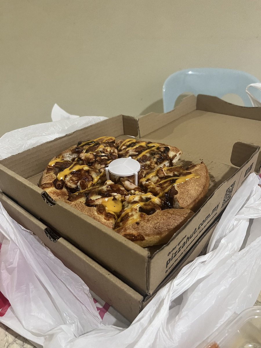 farahmor__'s tweet photo. I puasa junk food, fast food, air manis already. Tapi teringin🫠 so belilah dua ahahaha https://t.co/pMWMy3w1bH