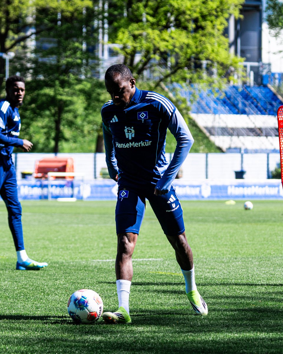 HSV's tweet image. Guess who's wieder ins Mannschaftstraining gestartet. 👀

#nurderHSV #Training