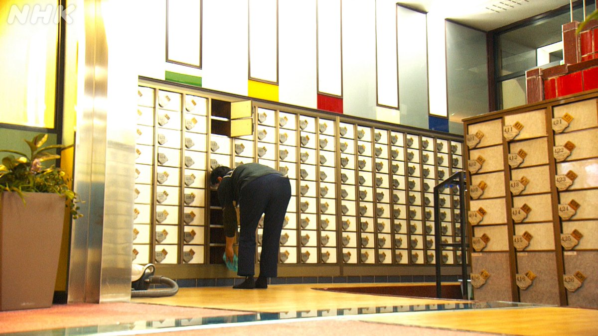 NHK_PR's tweet photo. 【大阪・豊中 24時間営業の銭湯へ】

今週の #ドキュメント72時間 です。

深夜、寝つかない子を連れて訪れた母親
出勤前に工場勤めの男性…いろんな人が。

毎日いろいろあるけれど、お風呂でリセット…そんな3日間を♨️

5/1（金）夜10:00［総合］
https://t.co/Dxj9KRzjlJ
▼🍺 or 🥛▼ https://t.co/gsFUXuCn87