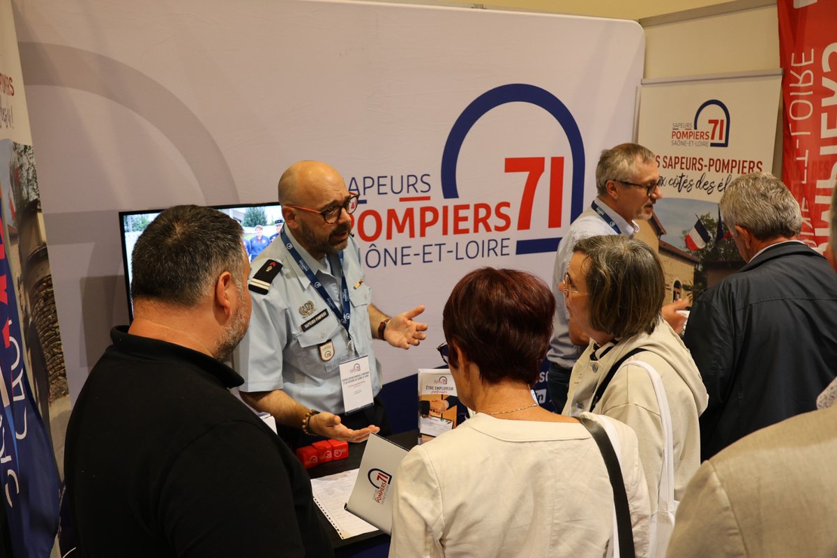 SDIS71's tweet photo. RENCONTRE | Le SDIS71 à la rencontre des élus aux côtés de 50 services publics lors de la journée des élus communaux et intercommunaux de @saoneetloire.
🤝L'occasion de réaffirmer l'expertise et l'engagement quotidien des sapeurs-pompiers aux côtés de nos décideurs locaux. https://t.co/pzy89kgCpH