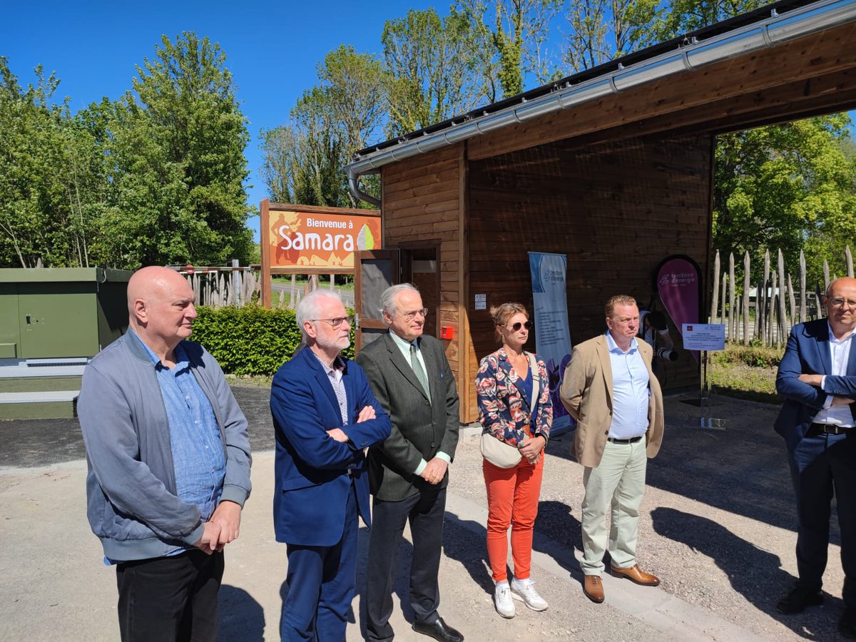 Prefet80's tweet image. #Environnement I 🌍En déplacement au Parc Samara, le Préfet de la #Somme, a inauguré les nouvelles ombrières photovoltaïques et bornes de recharge électrique. 
✅Un projet exemplaire qui concilie préservation du patrimoine et accélération de la transition énergétique.
