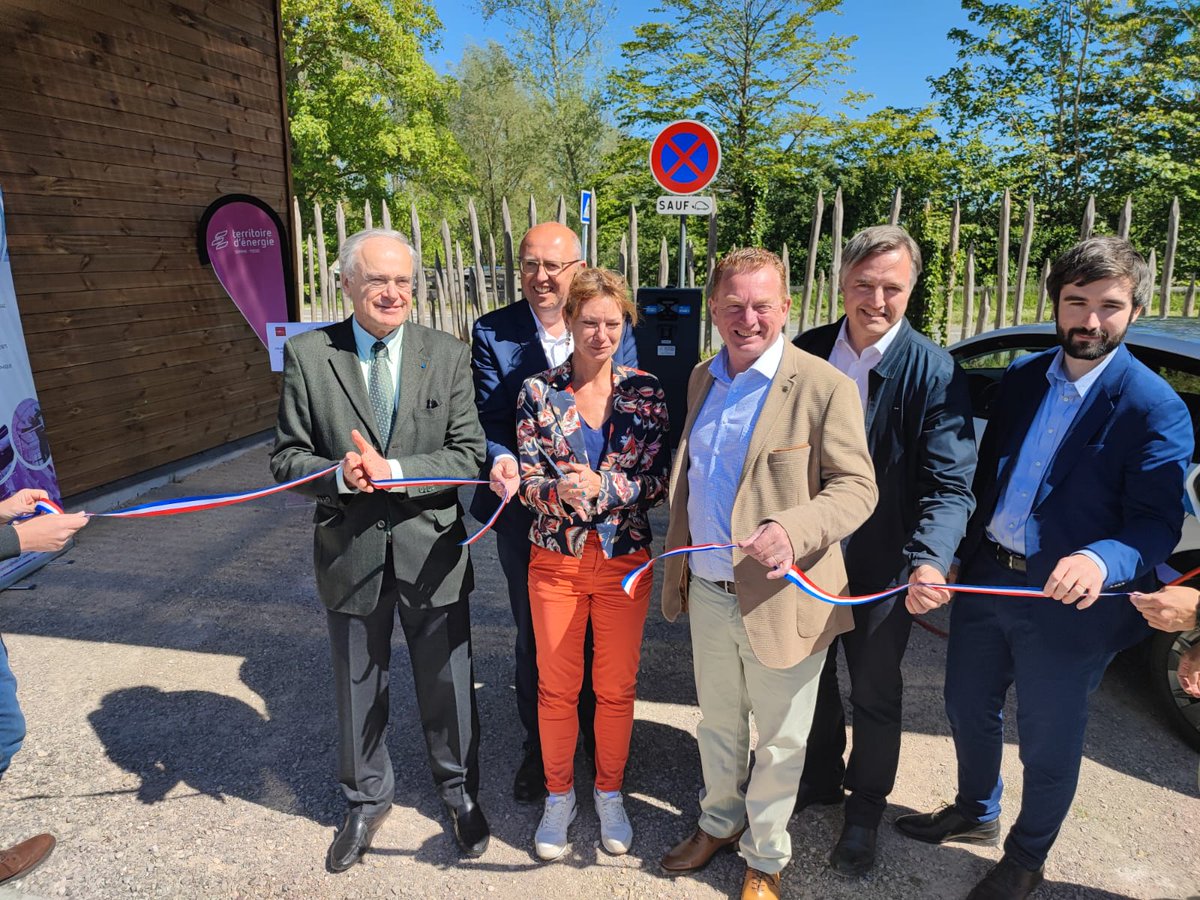 Prefet80's tweet image. #Environnement I 🌍En déplacement au Parc Samara, le Préfet de la #Somme, a inauguré les nouvelles ombrières photovoltaïques et bornes de recharge électrique. 
✅Un projet exemplaire qui concilie préservation du patrimoine et accélération de la transition énergétique.