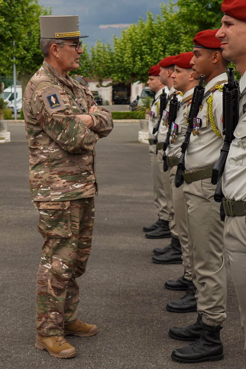 35eRAP_CDC's tweet photo. Inspection de l’armée de Terre 🇫🇷

Le 35e régiment d’artillerie parachutiste a eu l’honneur d’accueillir une délégation de l’IAT, conduite par le général de division Pierre Fauche. https://t.co/f6Fwhaocq5