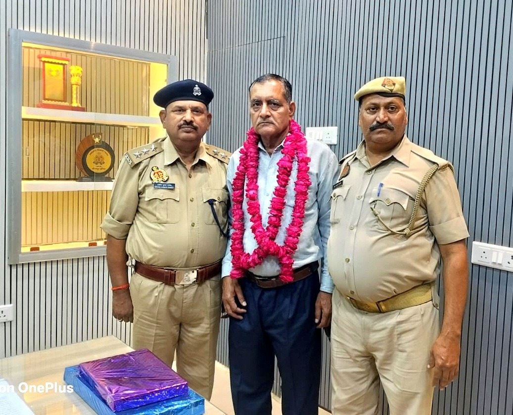 sitapurpolice's tweet photo. #SitapurPolice💐आज दिनांक 30.04.26 को CO लाइन्स श्री अरविंद कुमार पांडेय द्वारा अधिवर्षता आयु पूर्ण कर चुके फायर मैन दयाशंकर पाण्डेय जी को उनकी सेवानिवृत्ति पर अभिनन्दन कर उपहारस्वरूप सम्मान प्रदान करते हुए उज्जवल भविष्य की बधाई दी गयी।#UPPolice #LifeAfterWork #RetireHappy https://t.co/88QIk0rJ0k
