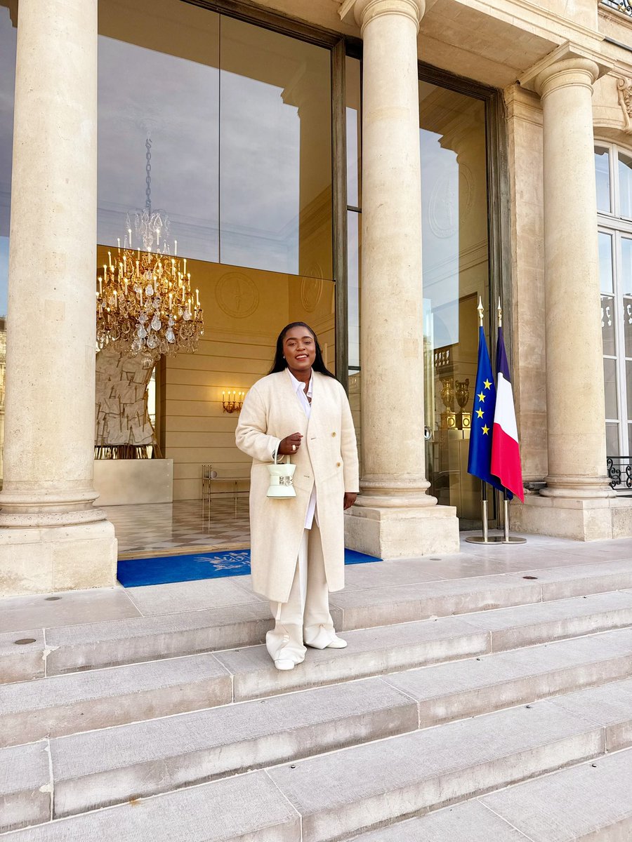 EstherAse88's tweet photo. « Ne lâchez rien. » — Emmanuel Macron 🇫🇷

À l’Élysée pour Africa Forward : des échanges forts sur le rôle stratégique de la diaspora africaine.
Une force d’impact, de lien et d’action.

Ne rien lâcher. Construire. Transmettre.

#DiasporaAfricaine #Leadership #Engagement https://t.co/zQX0hDrDnw