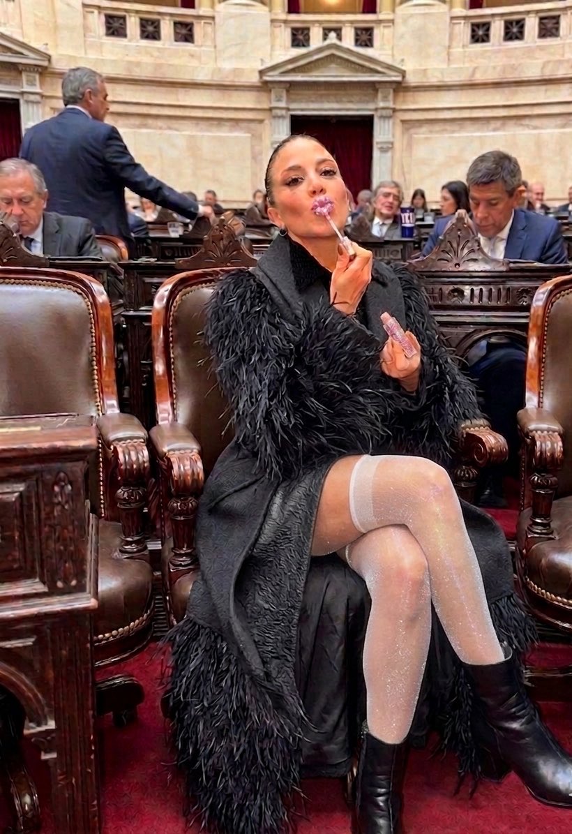 sylvia caprara 💛 tweet media