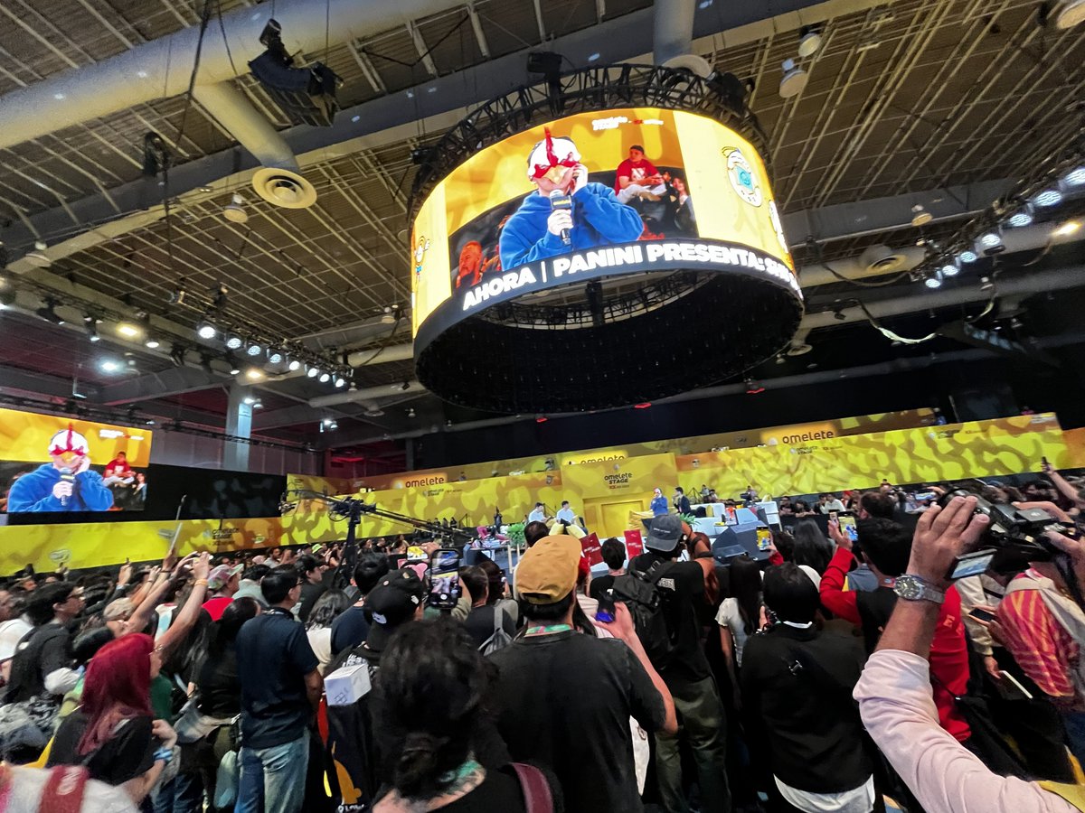 niwatorifighte1's tweet photo. ¡Shu Sakuratani-sensei estuvo en la CCXP México 2026 (24-26 de abril), el evento de cultura pop más grande de Latinoamérica!

¡Casi 1,000 fans asistieron a la firma de autógrafos y el lugar se llenó de una energía y emoción increíble!

Mensaje de Shu Sakuratani-sensei:
———————————————
¡Finalmente pude conocer a los fans de México que me apoyan desde el inicio! Me hizo muy feliz sentir su cariño tan directo. Fue una experiencia única y me sentí muy afortunado de estar en ese gran escenario y sentir su reacción.
———————————————

¡Muchas gracias a todos los que asistieron!
¡Gracias por su constante apoyo! 

#RoosterFighter