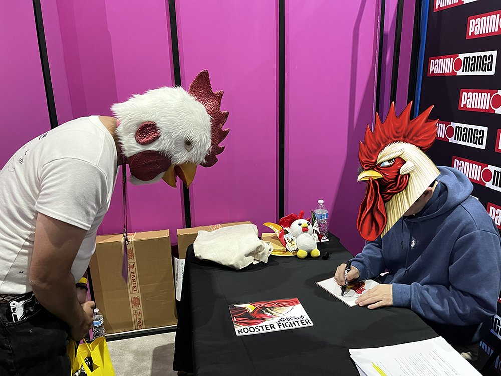 niwatorifighte1's tweet photo. ¡Shu Sakuratani-sensei estuvo en la CCXP México 2026 (24-26 de abril), el evento de cultura pop más grande de Latinoamérica!

¡Casi 1,000 fans asistieron a la firma de autógrafos y el lugar se llenó de una energía y emoción increíble!

Mensaje de Shu Sakuratani-sensei:
———————————————
¡Finalmente pude conocer a los fans de México que me apoyan desde el inicio! Me hizo muy feliz sentir su cariño tan directo. Fue una experiencia única y me sentí muy afortunado de estar en ese gran escenario y sentir su reacción.
———————————————

¡Muchas gracias a todos los que asistieron!
¡Gracias por su constante apoyo! 

#RoosterFighter