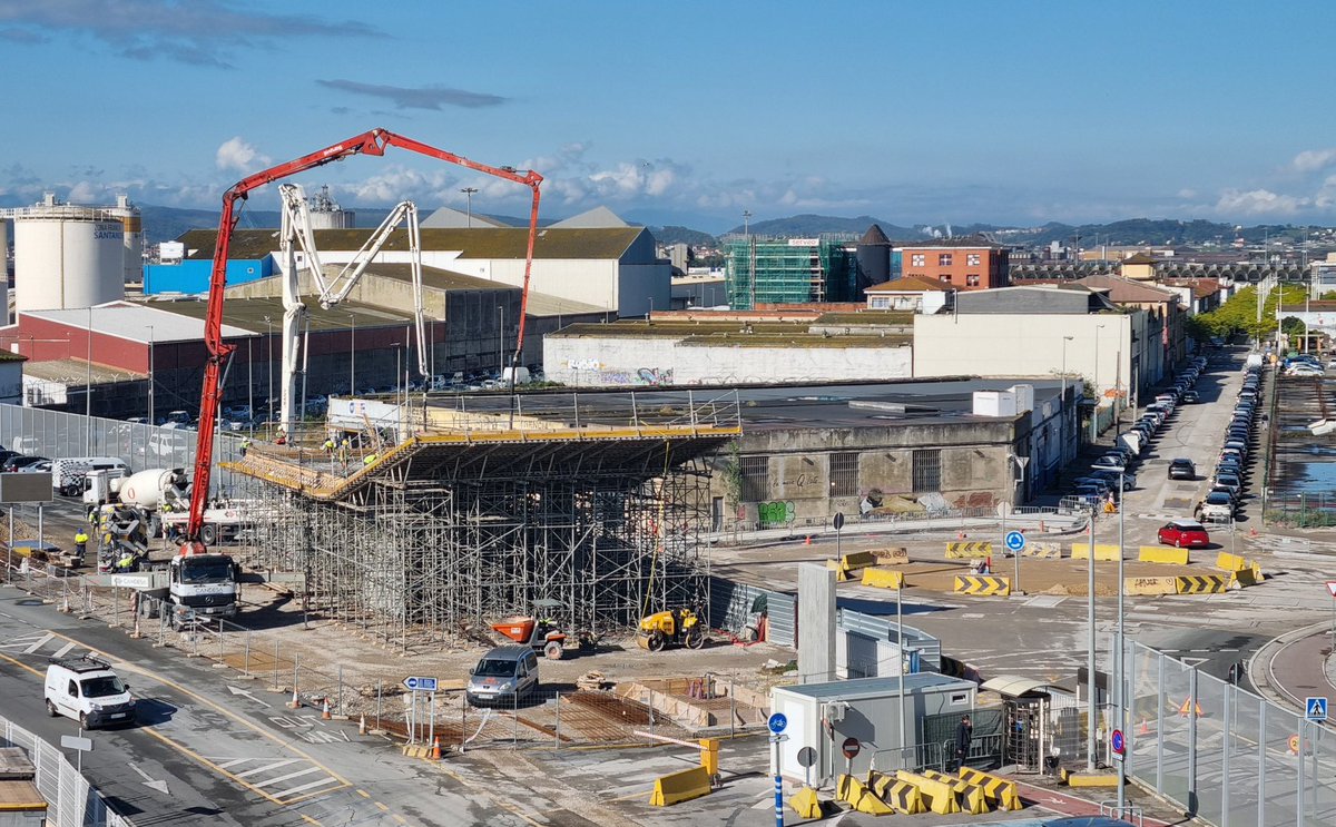 cdiazmaza's tweet photo. 🏗️👷🏻♂️Hormigonando la marquesina del acceso urbano al @port_santander
✅Las obras avanzan según lo previsto y mejorarán todo el entorno urbano, gracias a la colaboración del #Ayuntamiento de #Santander @gemaigual🤝
#ForoPermanente #Integración #Puerto #Ciudad https://t.co/bAbo7Rkma9