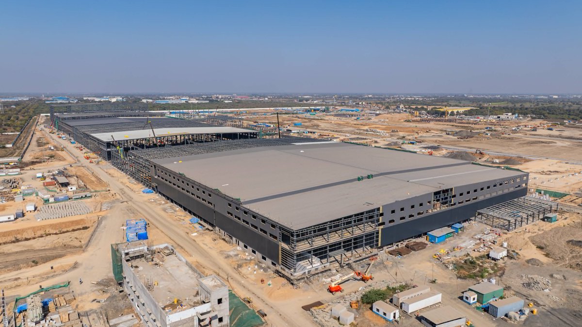 india_plus_'s tweet image. 🚨 India will have 3 battery gigafactories by 2027

🔹 Tata Agratas: 20 GWh cell plant in Sanand, Gujarat

🔹 Reliance: 40 GWh gigafactory in Jamnagar, Gujarat

🔹 Ola Electric: Gigafactory in Tamil Nadu