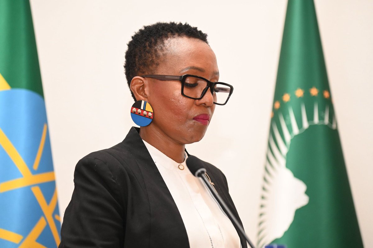 AUC_PAPS's tweet photo. Ache Seid Abakar, Strategic Planning and Early Warning Expert at the #APRM Continental Secretariat, presented the APRM Early Warning Framework at the 5⃣th Joint #PSC-#APRM Retreat in #Burayu, 🇪🇹. A critical tool for anticipating governance-related conflicts and linking peer review insights to prevention.

Tsakane Mahlaule, Diplomacy and International Relations Coordinator at the #APRM Continental Secretariat, briefed the 5th Joint PSC-APRM Retreat on the development of the #AfricaGovernanceReport 2027: "Youth in Governance: From Promise to Prosperity." A timely focus on harnessing Africa's demographic dividend for transformative leadership and sustainable development.