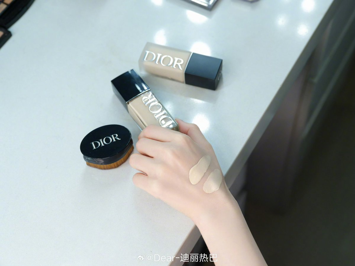 jfdd63's tweet photo. 26.04.20
#DilrabaDilmurat weibo pose 

Vest by #DiorFall26 
Foundation by #DiorMakeup 

#Dior #DiorBeauty https://t.co/hba7sQ7NDe
