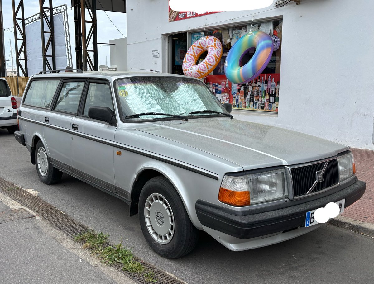 m4rtinsgarage's tweet image. Hoy he visto un #Volvo ranchera con matrícula original tan bien conservado que mantiene hasta tapacubos y emblemas. 😍