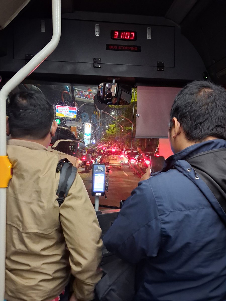 Rute_B21's tweet photo. waww saking macetnya per4an bektim, setelah keluar tol timur disuruh belok kiri dan muter balik di depan spbu margahayu. apalahh jadinya makin lama ni sampenya 😅 TJ 524 https://t.co/pLVXzqs8YP