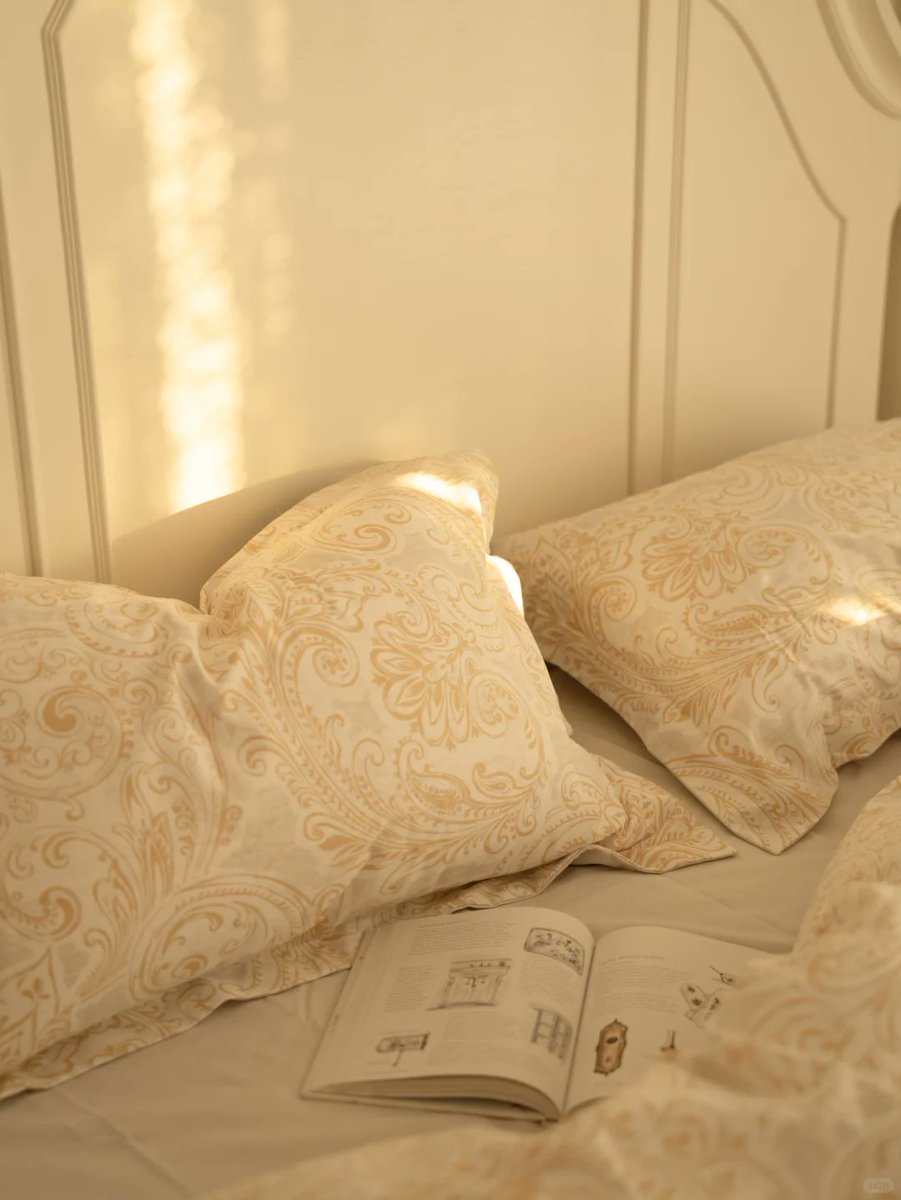 Household2001's tweet image. My dream bedroom vibes 🌙 French romance princess aesthetic | Harbor House cotton bedding = clouds | Never-dying flowers + pottery = elegant | Cozy cat approved 😻 What's your dream room? 👇

#DreamBedroom #InteriorInspo