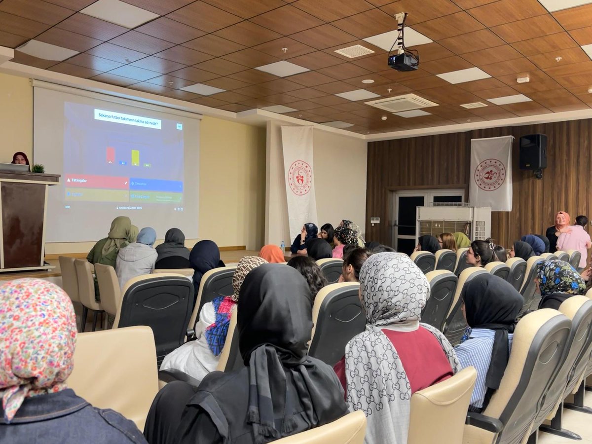 SakaryaKYGM's tweet photo. 📍Akyazı Yurdu 

Manevi danışmanlarımız tarafından öğrencilerimize vize sınavları öncesi İnteraktif Bilgi Yarışması gerçekleştirildi. Dereceye giren öğrencilerimize ödülleri verildi.💫 https://t.co/m8pFrintNq
