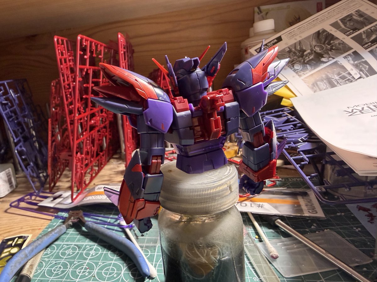 dangaiou's tweet photo. 今日のガンプラ制作！
両腕と肩が完成したので合体！
両肩の丸いパーツが地味にはめにくかったです😥
#ガンプラ
#MGウィングガンダムゼロEW
#ガンプラ大好き https://t.co/cOsiJ92XU3