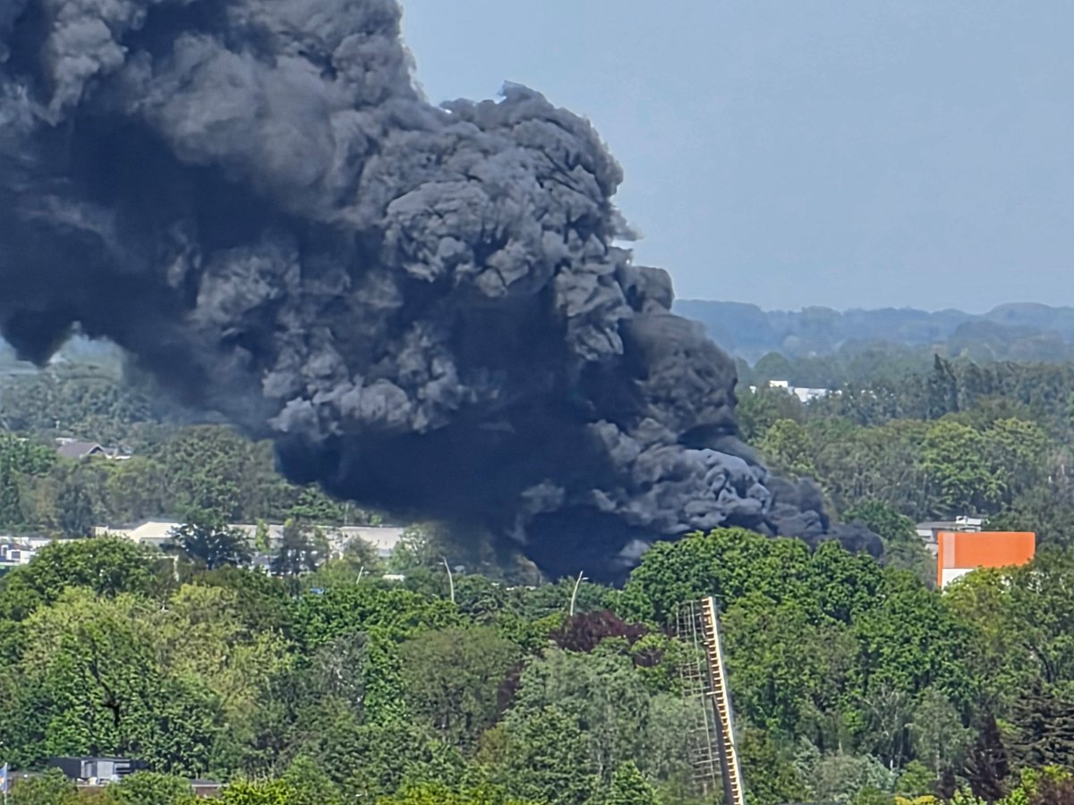 Creator_of_Jazz's tweet image. #Brand #Waalwijk goed te zien vanuit de #pagode #Efteling