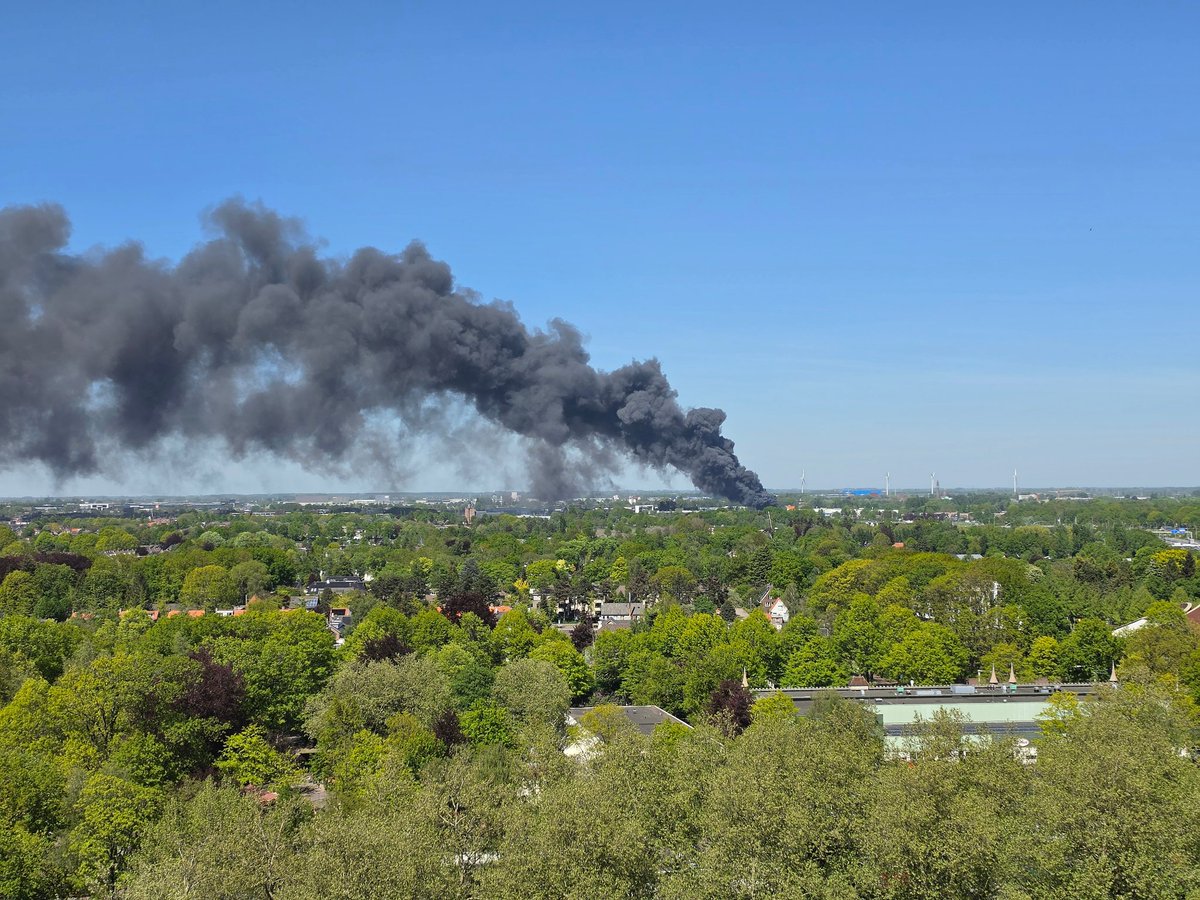 Creator_of_Jazz's tweet image. #Brand #Waalwijk goed te zien vanuit de #pagode #Efteling