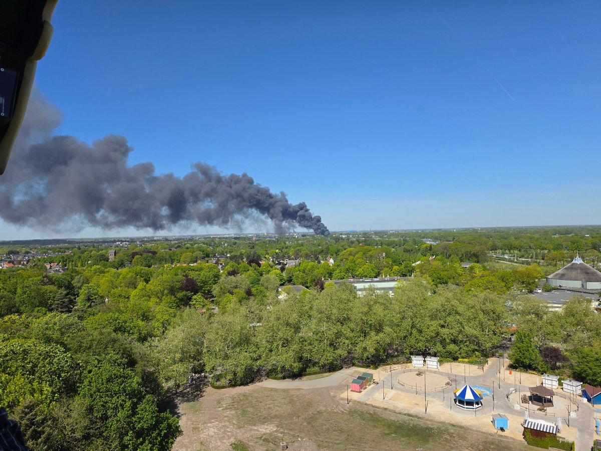 Creator_of_Jazz's tweet image. #Brand #Waalwijk goed te zien vanuit de #pagode #Efteling
