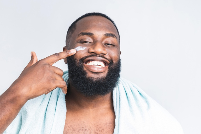 ScreenCancer_UK's tweet image. During April have you been wearing your daily SPF? It is recommended that you apply sunscreen all year round, no matter what the month is🌞 80% of UV rays can penetrate through the clouds☁️ Don't forget your #sunscreen today😊