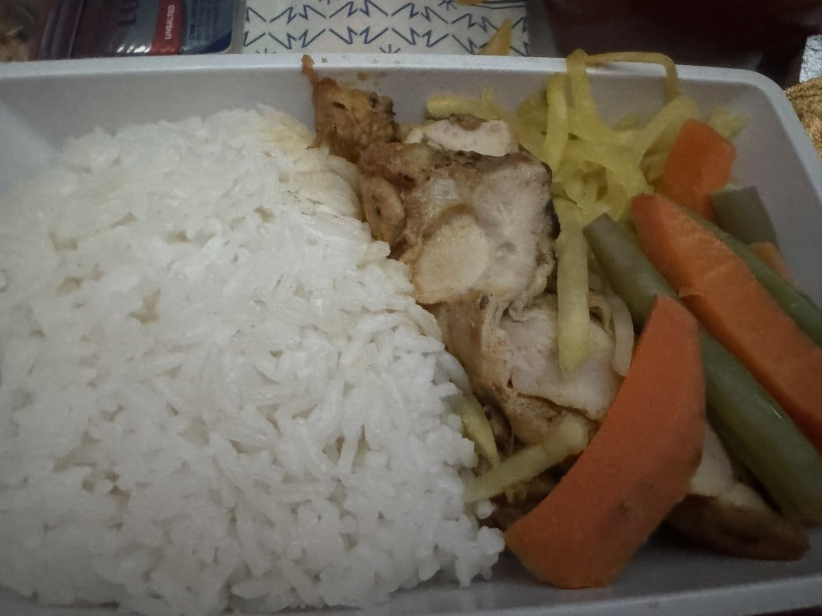 minapiyo18's tweet image. ２つ目の飛行機も

食事が出ました 笑
わかっていたら家で食べなかったのに
素敵なサービスです

#RCT
#タイランド
#フィリピン航空