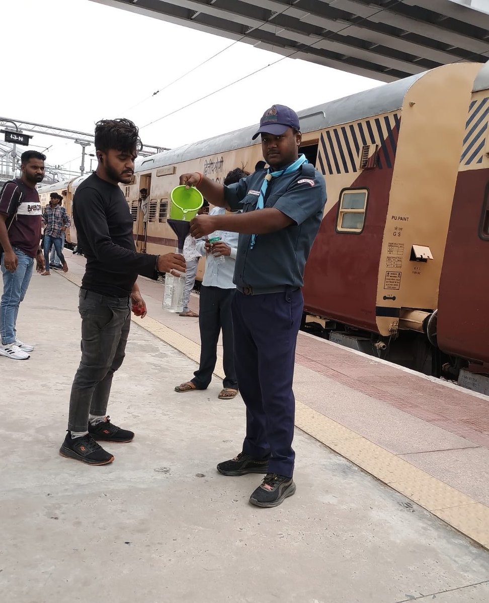 CPRONCR's tweet image. यात्रियों के लिए जल सेवा 🚆💧

सूबेदारगंज स्टेशन पर निःशुल्क पेयजल की व्यवस्था उपलब्ध कराते हुए यात्रियों को सहज एवं सुविधाजनक यात्रा का अनुभव प्रदान किया जा रहा है।

#Subedarganj #SaveWater #NCRailway #JalSeva