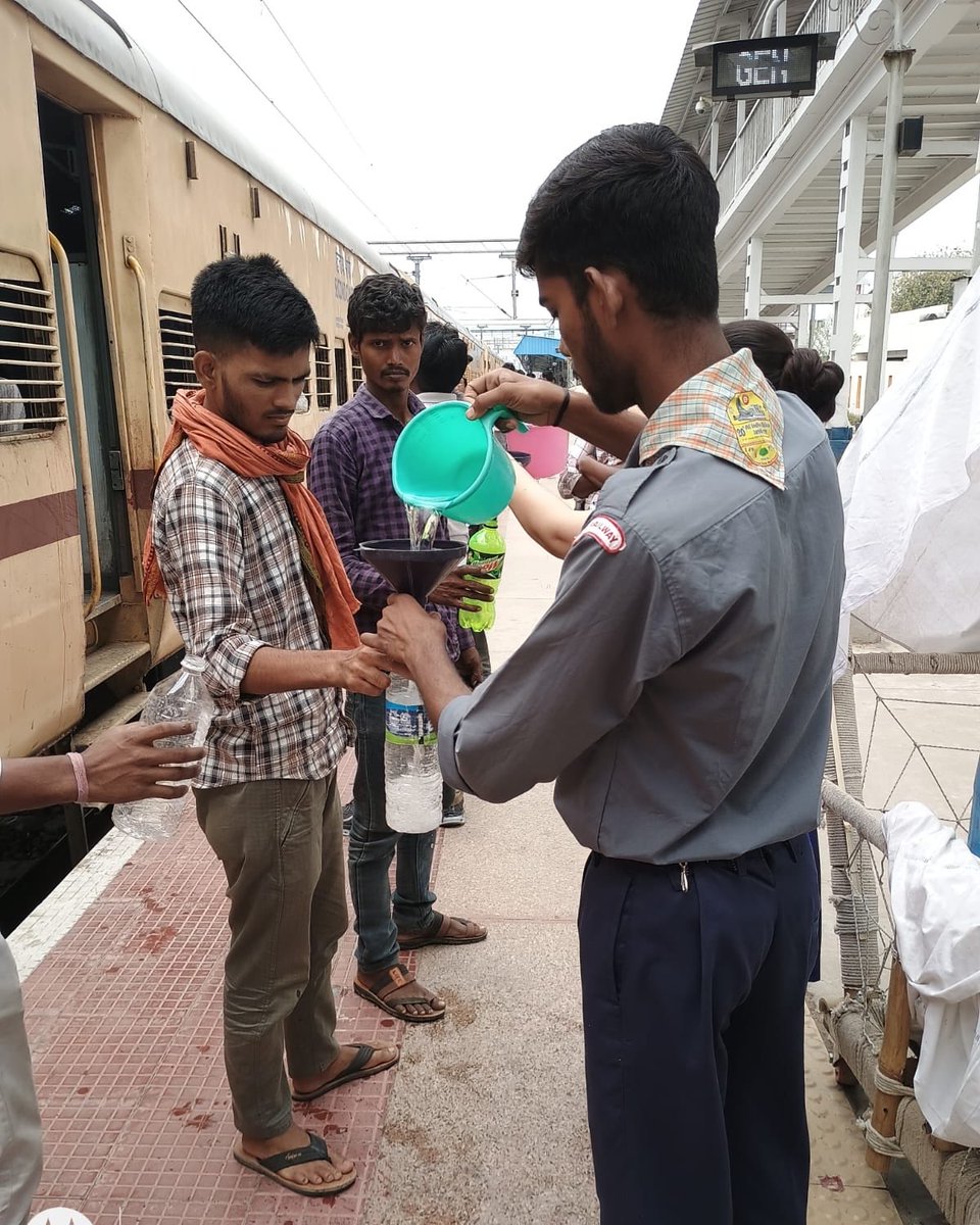 CPRONCR's tweet image. यात्रियों के लिए जल सेवा 🚆💧

सूबेदारगंज स्टेशन पर निःशुल्क पेयजल की व्यवस्था उपलब्ध कराते हुए यात्रियों को सहज एवं सुविधाजनक यात्रा का अनुभव प्रदान किया जा रहा है।

#Subedarganj #SaveWater #NCRailway #JalSeva
